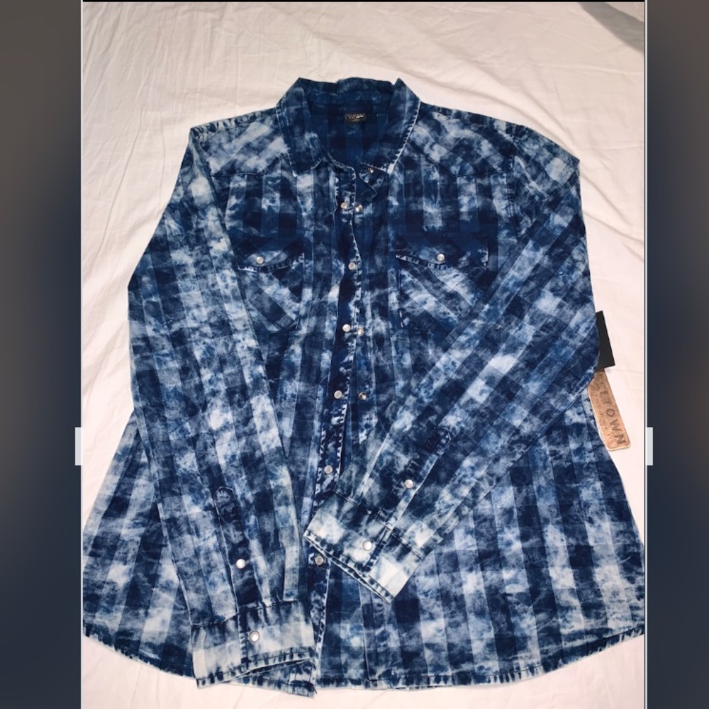 Long sleeve snap buttoned shirt